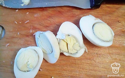 Отварите яйца и нарежьте кубиками.