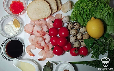 Промойте помидоры, нарежьте на четыре части. Отварите яйца. Очистите чеснок и пропустите через пресс. Натрите сыр на мелкой терке.