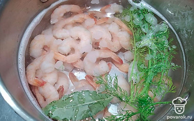 Поставьте на огонь кастрюлю с водой, добавьте в нее пару веточек укропа, лавровый лист, подсолите и поперчите по вкусу. Затем добавьте креветки, варите примерно 5 минут.
