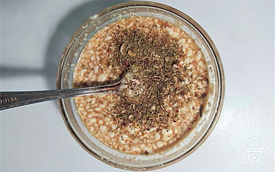 Приготовьте соус. Смешайте майонез, горчицу, выжмите лимонный сок и добавьте соевый соус, все хорошо перемешайте.