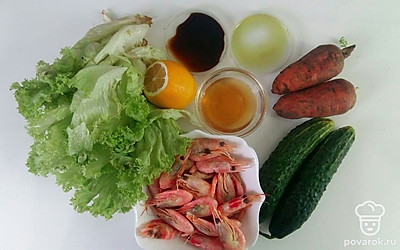 Листья салата поместите на стол, затем соки налейте на блюдца. Креветки достаньте из холодильника.