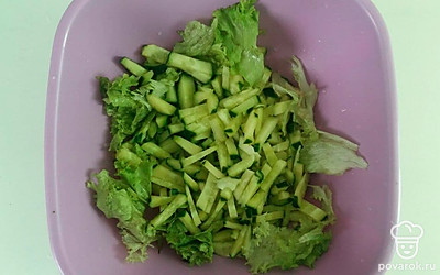 Креветки поместите в кастрюлю и доведите до кипения, затем очистите от панцирей. Салат измельчите при помощи рук. Морковь промойте и почистите. Измельчите при помощи терке. Огурца очистить и нарежьте соломкой. Из лимона выжить сок.