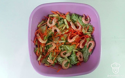 Налейте в тарелку лимонный и яблочный сок, затем соевый соус и оливковое масло. Тщательно перемешайте. Посолите и поперчите салат. Налейте соус и поместите в холодильник на один час.