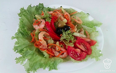 Для начала поместите листья салата, а потом сам салат.