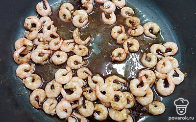 Креветки промойте под проточной водой, затем почистите. Сковороду положите на сковороду и налейте масло. Поместите креветки и жарьте до золотистой корочки.