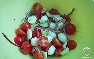 Чеснок почистите и отправьте на сковороду. Специи и соус поместите на сковороду, затем закройте крышкой и оставьте на 8 минут. Смешайте оливковое масло, лимонный сок и специи.