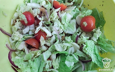 Черри и сыр нарежьте, затем поместите в миску. Лук нарежьте на кольца, далее поместите капусту и креветки. Тщательно все перемешайте.