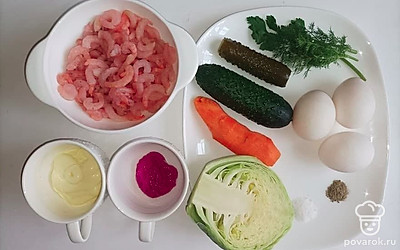 Креветки поместите на тарелочку, затем огурцы промойте под проточной водой. Морковь промойте и очистите от кожуры. Специи высыпьте на тарелочку.