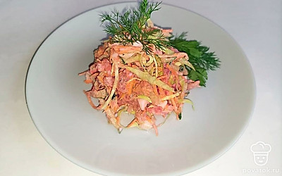 Подавайте салат на отдельной тарелочке. Сверху посыпьте зеленью.