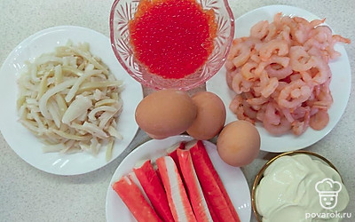 Майонез поместите в пиалу. Крабовые палочки, кальмары и креветки разложите по тарелкам. Яйца положите на стол, а икру насыпьте в емкость.