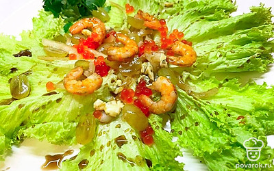 Готовое блюдо выложите в тарелку и украсьте зеленью.