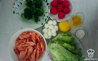 Брокколи и помидоры черри промойте. Брокколи разделите на соцветия. Листья салата промойте и обсушите бумажными полотенцами.