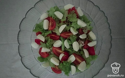 Брокколи отварите в кипящей подсоленной воде 4-5 минут. Выньте из кастрюли и обдайте холодной водой. Брокколи и помидоры нарежьте небольшими кусочками, шарики моцареллы разрежьте на четвертинки. Листья салата крупно порвите руками.