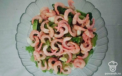 Креветки отварите 3-5 минут в подсоленной воде, очистите от головы и панциря. Все ингредиенты салата соедините в глубокой миске, посолите по вкусу, добавьте оливковое масло и сбрызните соком лимона. Все перемешайте.