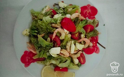 Подавайте салат с брокколи, креветками, помидорами черри и моцареллой украсив его свежей зеленью и присыпав обжаренными зернами кунжута. Такой салат можно подавать самостоятельно или дополнить им горячие мясные или рыбные блюда.