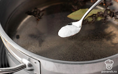 Поставьте кастрюлю с водой на сильный огонь. Доведите воду до кипения. Всыпьте в нее соль, сахар, черный и душистый перец, семена кориандра, 1 ст. л. чая, положите лавровый лист.