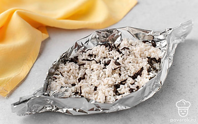 Добавьте 1 ст. л. чая во впитавший воду рис, перемешайте. Положите рис с чаем на сложенный вдвое лист фольги, заверните края фольги вверх в виде горшочка с отверстием наверху.