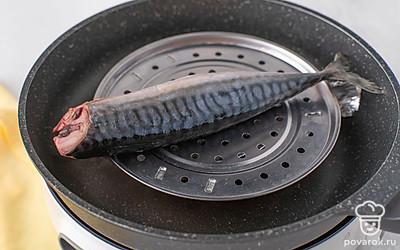 Поместите фольгу с рисом и чаем на дно сковороды. Нагрейте сковороду на сильном огне, чтобы рис с чаем начали дымиться. Сверху установите решетку или сито.