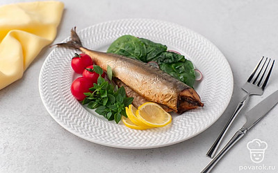 Подайте копченую скумбрию с любимым гарниром или в качестве самостоятельно закуски к холодным напиткам. 