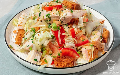 Подайте салат с пекинской капустой и копченой курицей с золотистыми гренками из багета. 