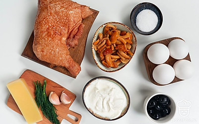 Вымойте куриные яйца и свежую зелень. Промокните их бумажными полотенцами. Помойте и почистите чеснок. Слейте жидкость с маслин.