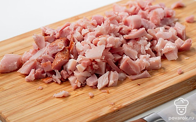 Нарежьте копченую курицу небольшими кубиками.