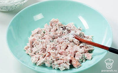 Добавьте к курице 2 столовые ложки сметаны с чесноком и зеленью, перемешайте. Выложите курицу на дно салатника.