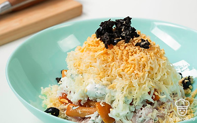 Натрите сыр на средней терке. Выложите на белки. Поверх распределите тертые желтки. Маслины мелко нарежьте и положите их на верхний слой. Уберите салат в холодильник на 1-2 часа.