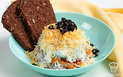 Достаньте салат из холодильника и уберите пищевую пленку. Подайте его к столу со свежим ароматным хлебом.