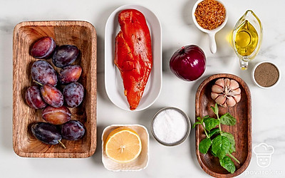 Вымойте сливы, разрежьте их пополам и удалите косточки. Достаньте сырокопченое филе из упаковки. Помойте и обсушите мяту и лимон. Отрежьте от лимона 1/3, выжмите из него сок. Помойте и почистите лук и чеснок. Подготовьте разделочную доску и салатник. 