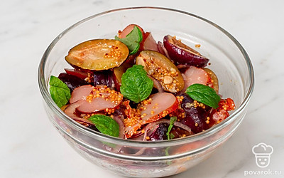 Соедините в салатнике сливы, куриное филе, лук и мяту. Полейте заправкой из масла, горчицы и лимонного сока, аккуратно перемешайте. Дайте салату постоять 5-10 минут и подавайте к столу.