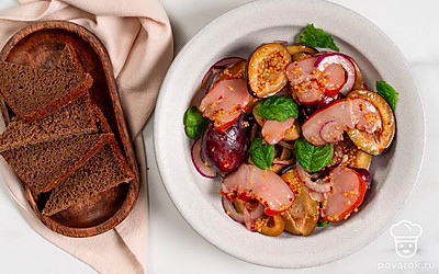 Подайте салат со сливой и курицей, дополнив порцию ароматным бородинским хлебом.