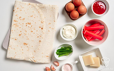 При необходимости заранее достаньте и разморозьте крабовые палочки при комнатной температуре, а после снимите с них пленку. Ополосните водой и обсушите бумажными полотенцами укроп и зеленый лук. Промойте зубчики чеснока и очистите их от шелухи. Согрейте куриные яйца до комнатной температуры, предварительно выложив их из холодильника на час. Затем вымойте их и обсушите. Разрежьте оливки для подачи на половинки.