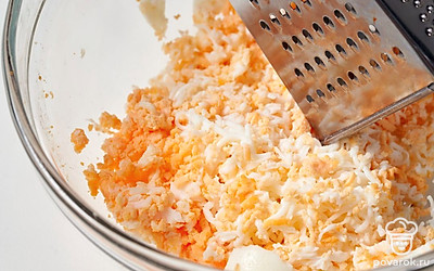 Остудите и почистите яйца, а затем натрите их на мелкой терке или накрошите ножом. Посолите по вкусу.