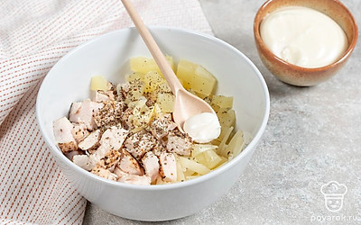 Смешайте в миске кусочки курицы, нарезанные ананасы и тертый сыр. Добавьте мелко нарезанный чеснок и майонез. Все ингредиенты аккуратно перемешайте, чтобы майонез равномерно распределился по всему салату. Оставьте пропитаться на 15-20 минут.