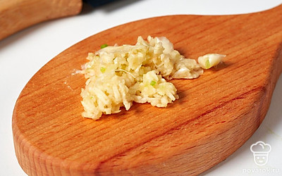 Пропустите чеснок через пресс или накрошите его ножом.