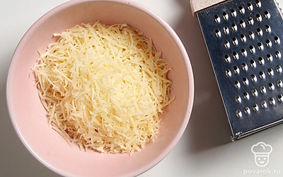 Натрите твердый сыр на мелкой терке.