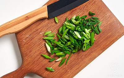 Мелко нарежьте зеленый лук.