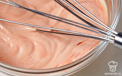 Выложите майонез в чистую миску, а также добавьте к нему кетчуп. Перемешайте соус до однородной консистенции.