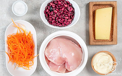 Фасоль поместите в холодную воду и оставьте на ночь. Куриное филе отварите в подсоленной воде до полной готовности, а после остудите. Сыр натрите на средней терке.