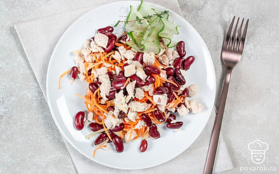 Готовый салат с фасолью разложите по небольшим пиалам или салатникам и подайте к столу порционно.