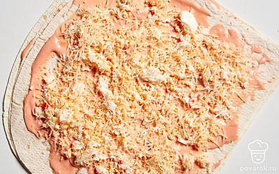 Поверх положите еще один лист лаваша. Намажьте на него оставшийся соус. Равномерно посыпьте смесью яиц, чеснока и сыра.