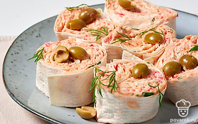 Разрежьте рулет по порциям. Выложите их на сервировочную тарелку. Украсьте ломтики веточками укропа и оливками.