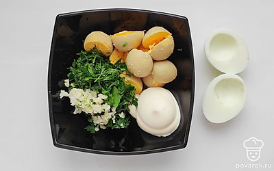 Курицу отварите в подсоленной воде до готовности, остудите, отделите мясо от кости и нарежьте кубиками. Лук нарежьте мелким кубиком, залейте кипятком на пару минут, после воду слейте, так лук не будет горчить в салате.