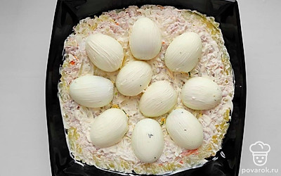 Салат выложите слоями, каждый слой промажьте майонезом, первый слой – картофель, второй слой – морковь, третий слой – курица и лук, далее положите начиненные половинки яиц, смажьте их майонезом. Сыр натрите на мелкой терке и посыпьте им сверху.