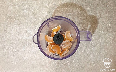 Мандарины очистите от кожуры и выложите в чашу блендера.