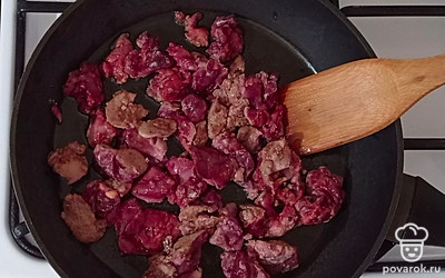 Возьмите широкую сковороду, на несильном огне подогрейте на ней подсолнечное масло. Подготовленную печень обваляйте в муке и выложите в один слой на сковороду. Обжарьте печень 3 минуты с одной стороны, затем переверните и жарьте 3 минуты с другой.