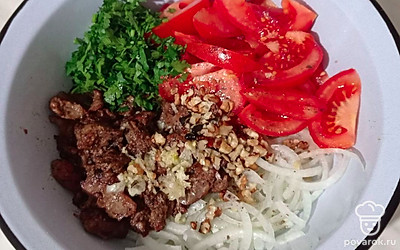 Все ингредиенты добавьте в миску к печени. Теперь посолите, поперчите на свой вкус, заправьте салат оливковым маслом. Затем, аккуратно перемешайте блюдо тыльной стороной ложки.