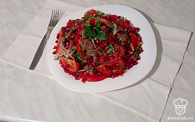 Разложите салат «Грузия» с куриной печенью, овощами, орехами, гранатом порционно, на плоские тарелки. Сверху обильно посыпьте зернами граната, украсьте веточками кинзы и петрушки.