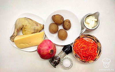 Зачистите и отварите курицу. Картофель помойте и отварите, а затем очистите от кожуры. Гранат помойте и промокните.